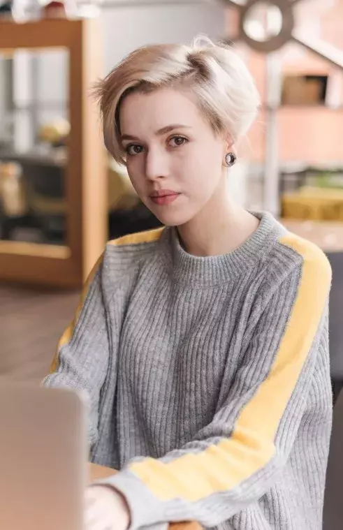 žena s pixie cut
