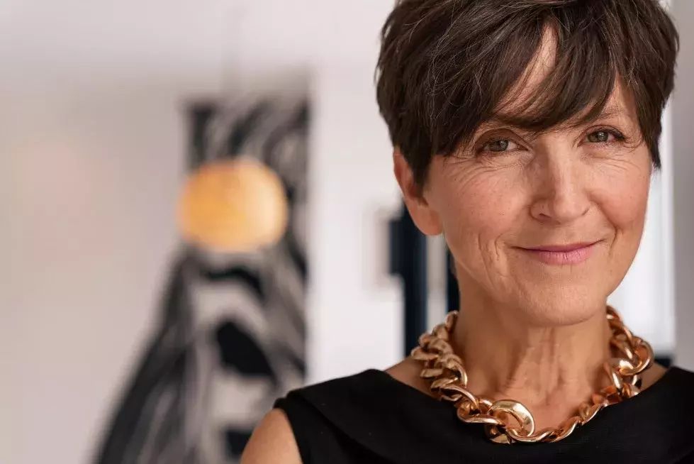 starší žena se střihem pixie cut