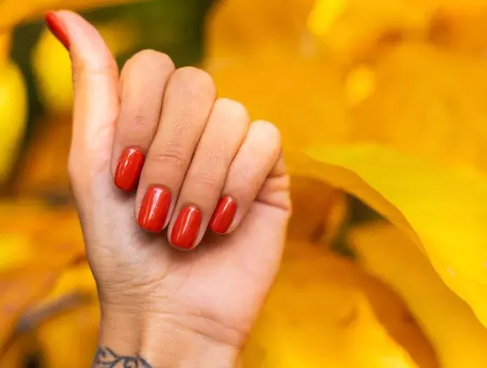 červené nehty na podzim