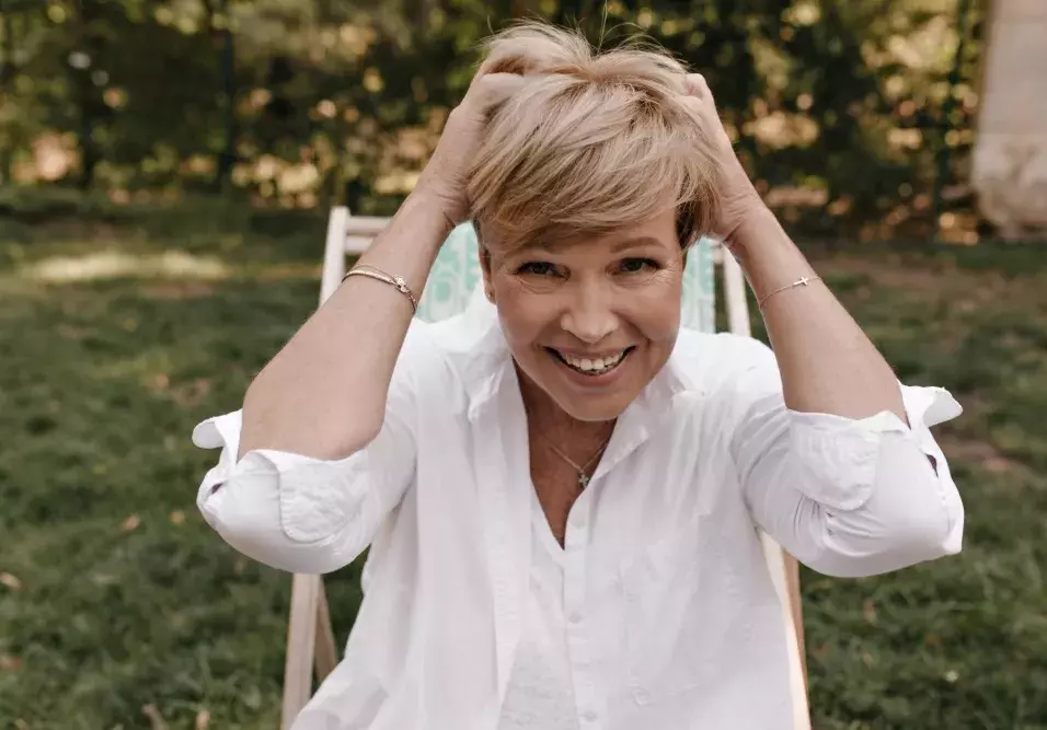 žena s pixie cut účesem