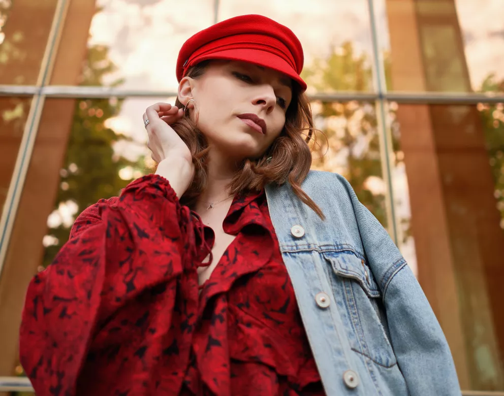 žena v třešňově červeném outfitu