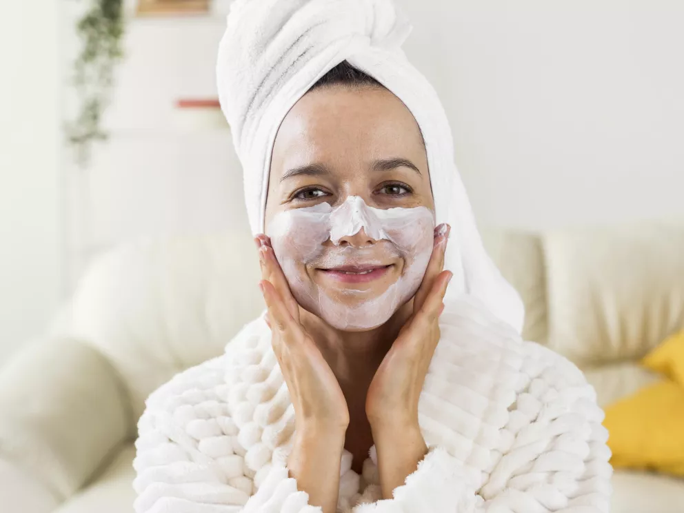 žena s maskou na obličeji