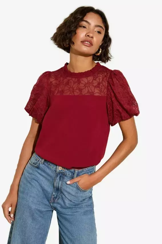 Elegantní halenka zdobená krajkou, Friends Like These, 1 570 Kč