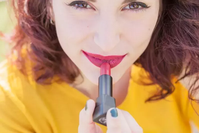 žena s červenou rtěnkou