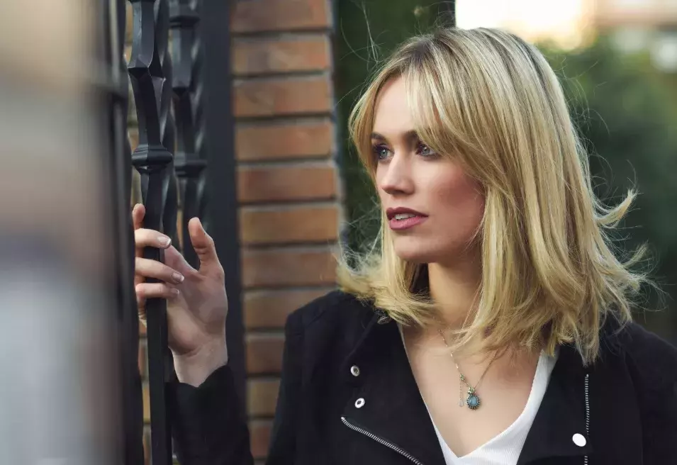 žena s dlouhým mikádem