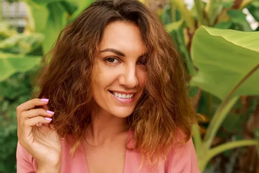 žena s kudrnatými vlasy