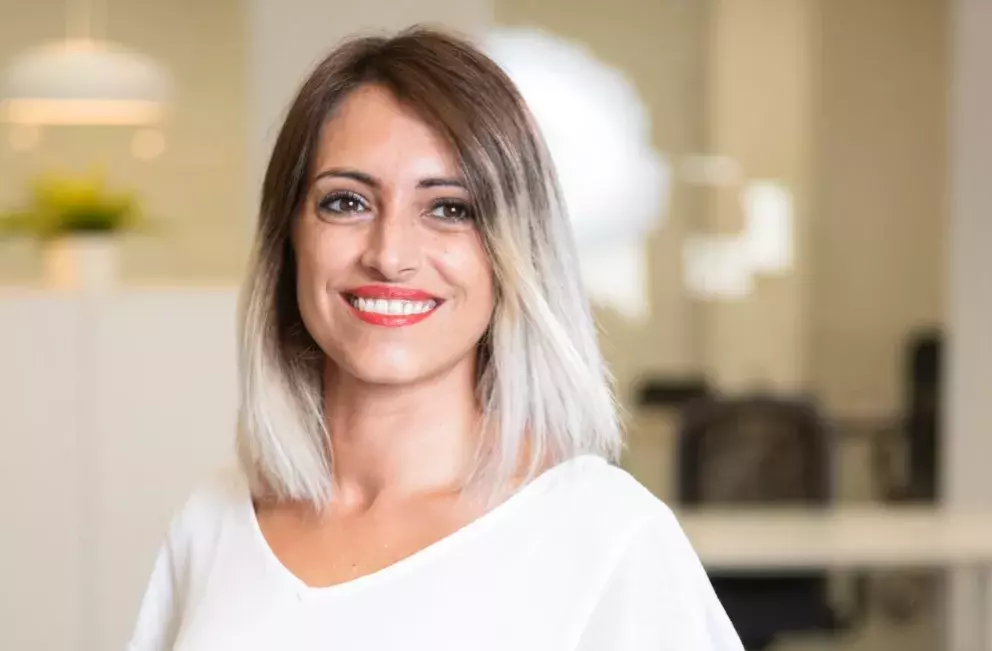 žena s prodlouženým mikádem