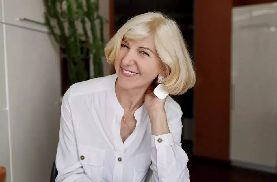 žena s lobem a náušnicemi