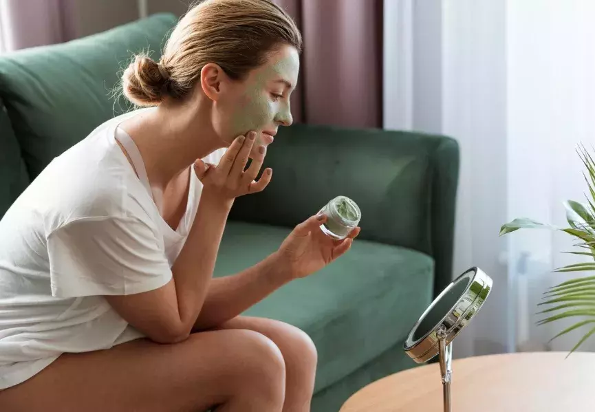 žena nanáší masku na obličej