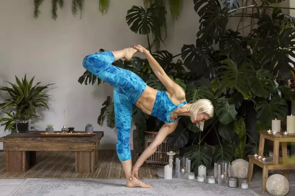 žena cvičí tanečníka