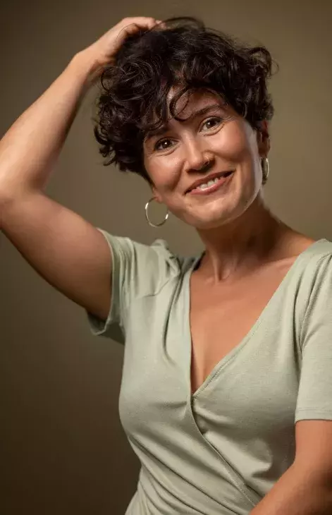 žena s kudrnatými vlasy a doplňky