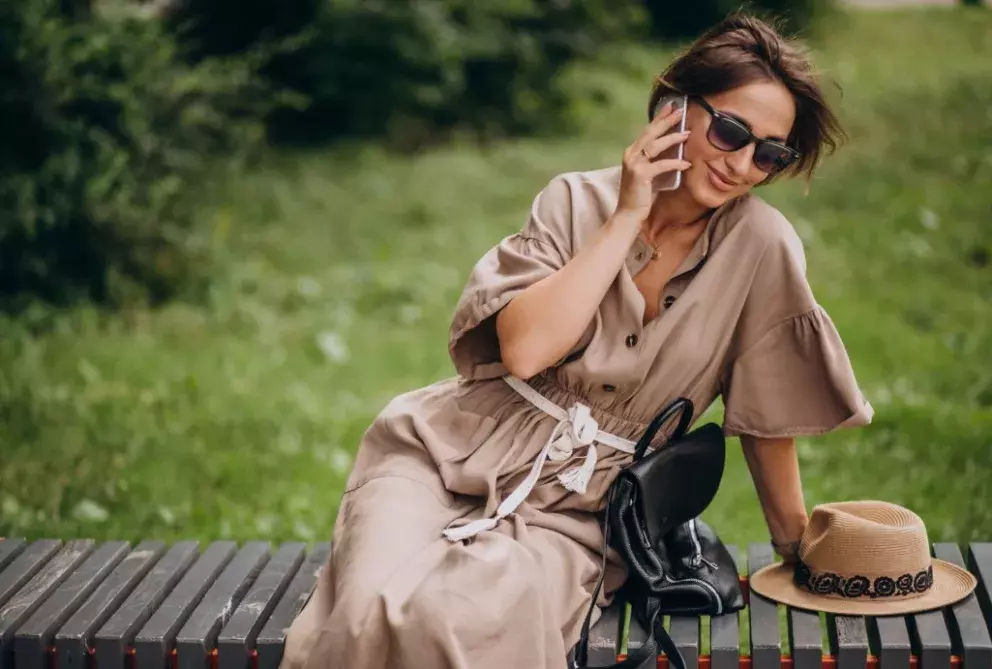 žena v přírodních šatech