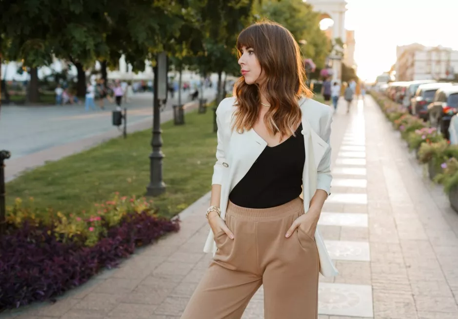 žena v širokých bavlněných kalhotách