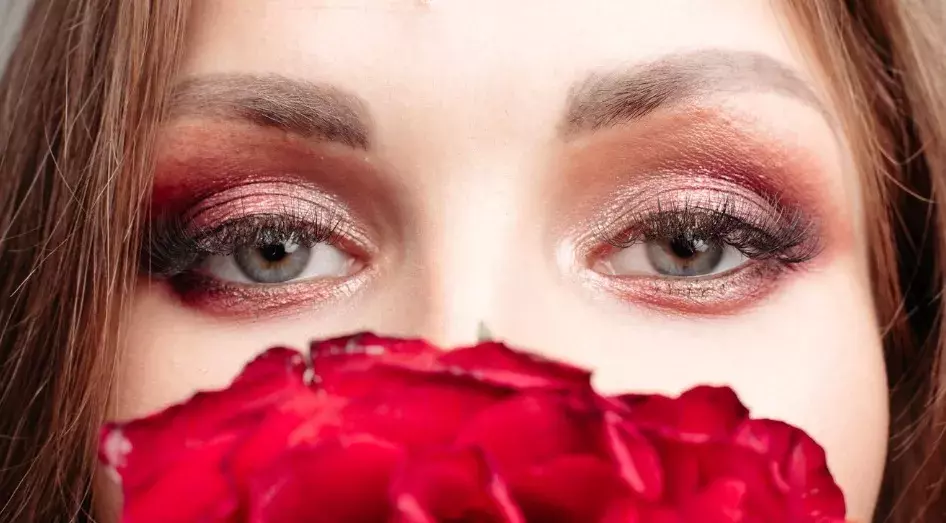 žena s červenými očními stíny