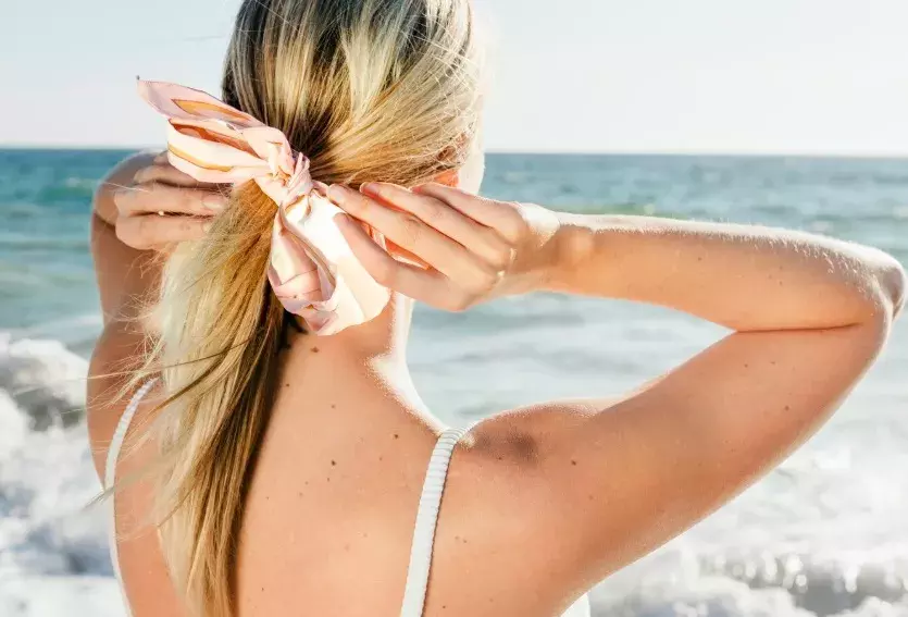 žena s krásnými vlasy