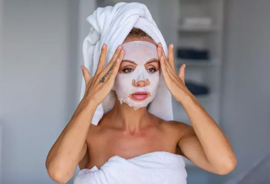 žena s plátýnkovou maskou