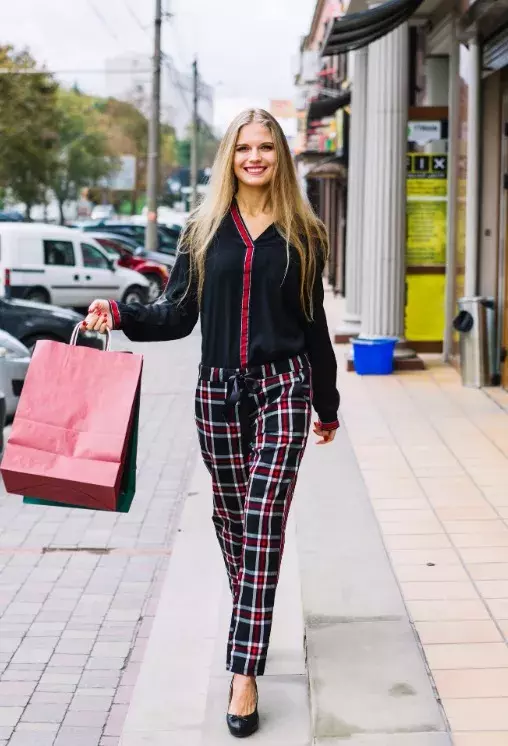 žena v kostkovaných kalhotách