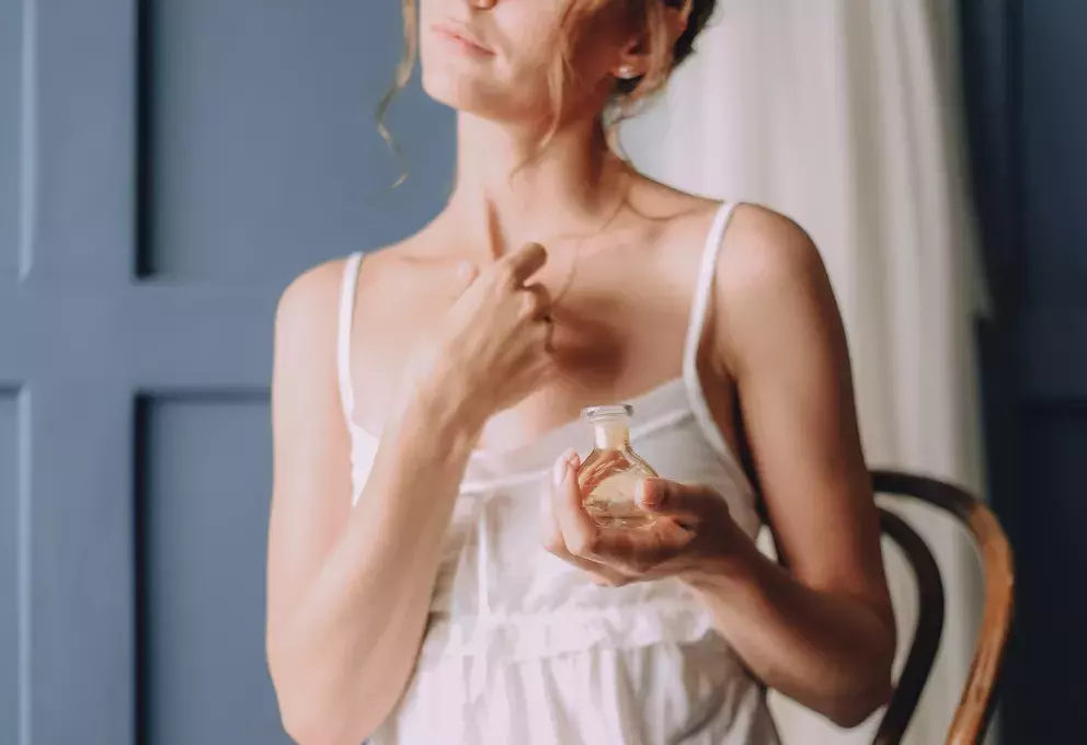 žena a parfém