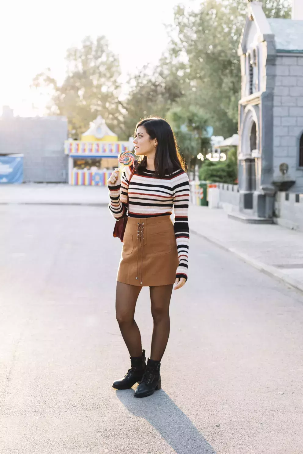 žena v minisukni a punčochách