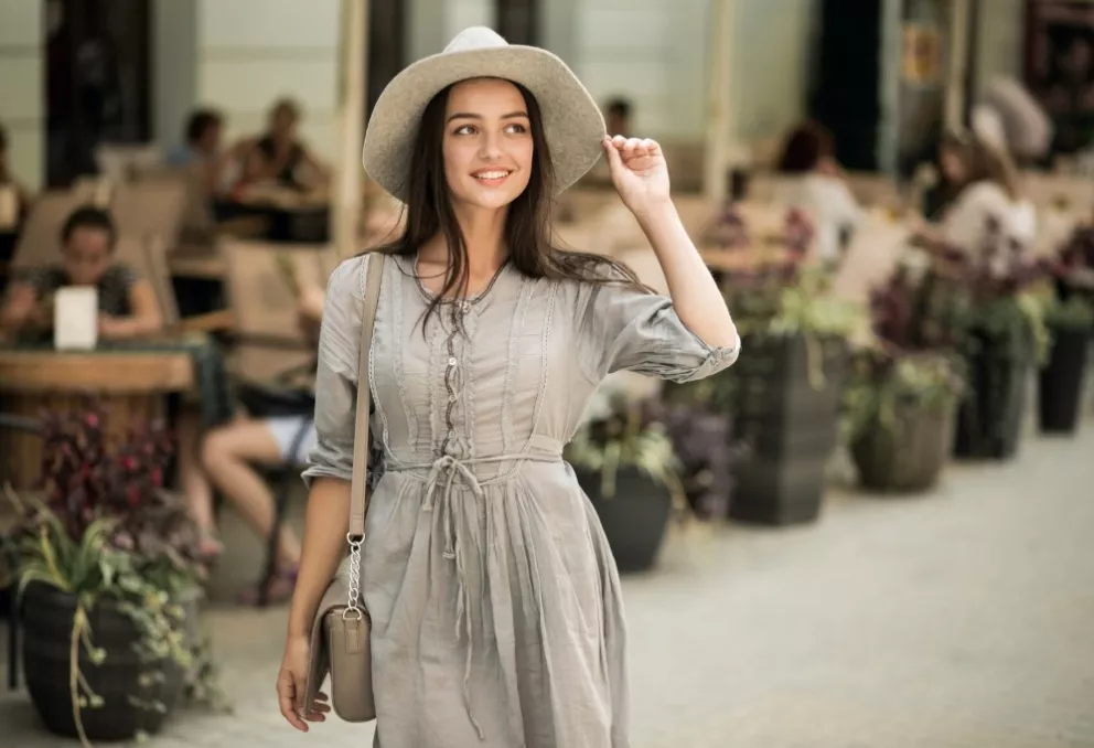 žena v přírodních šatech