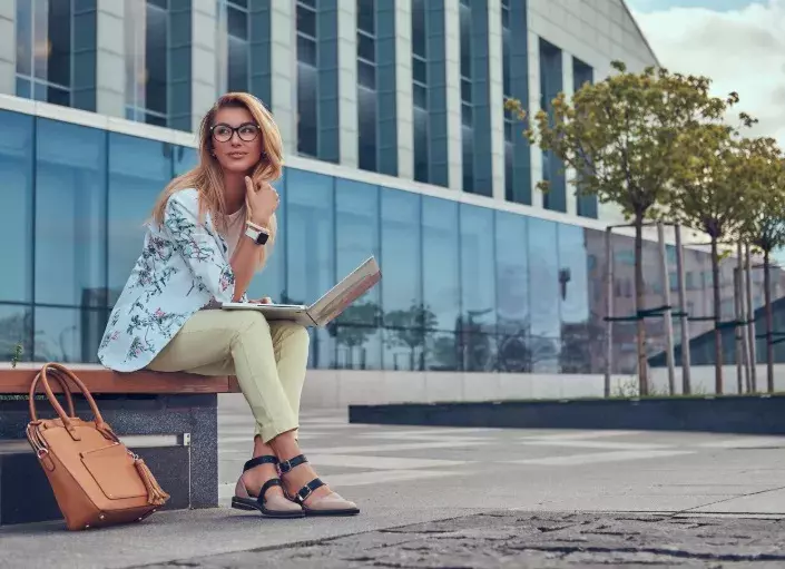 žena před kancelářskou budovou