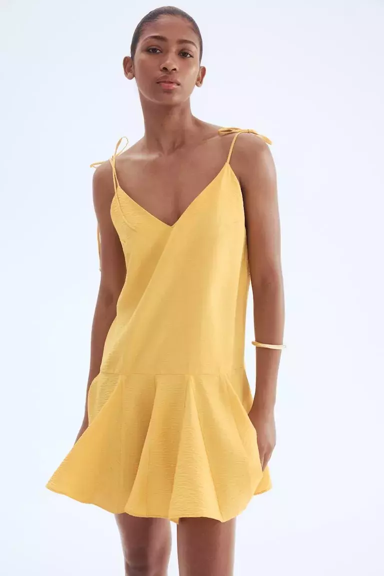 Šaty s nízkým pasem