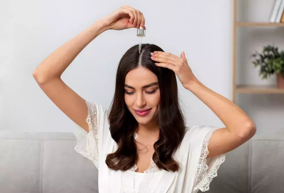 žena aplikuje zklidňující sérum