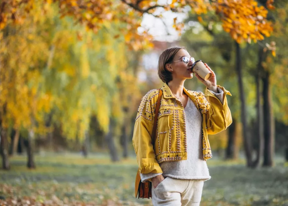 žena ve žluté bundě
