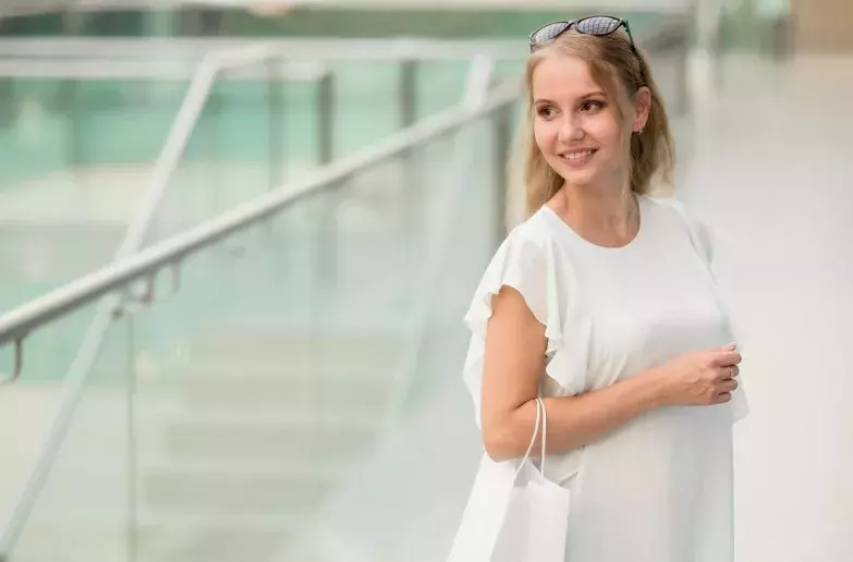 žena v bílé blůze