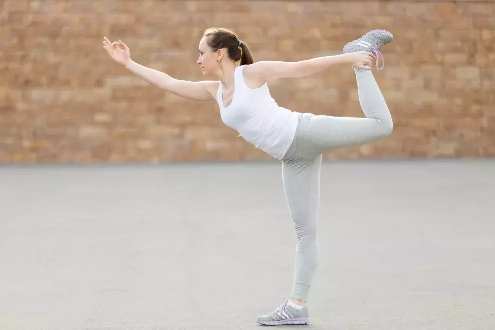 žena cvičí tanečníka