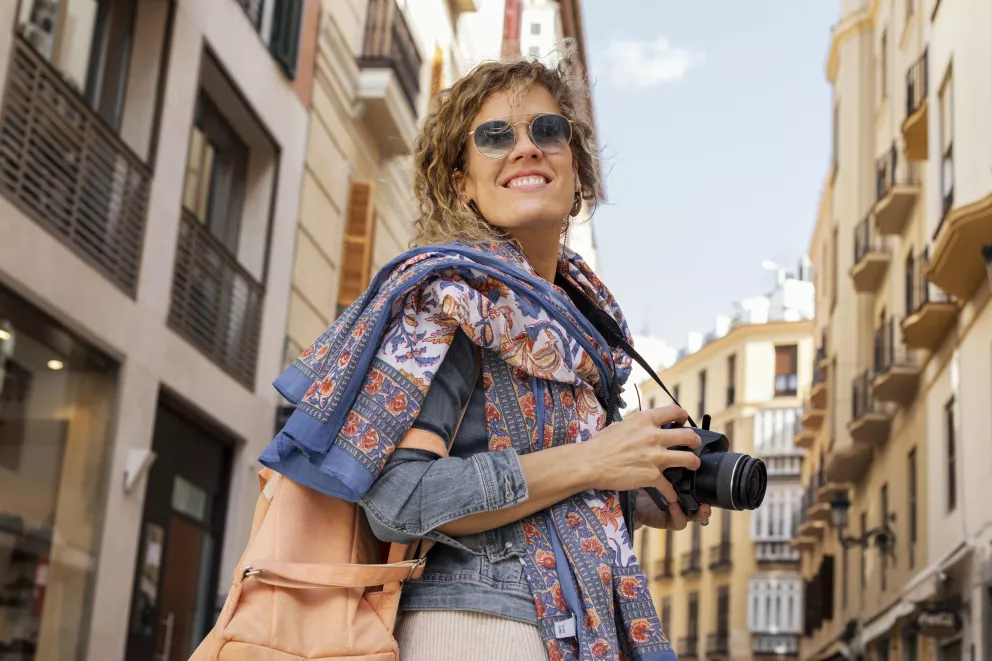 žena na cestách s fotoapartátem
