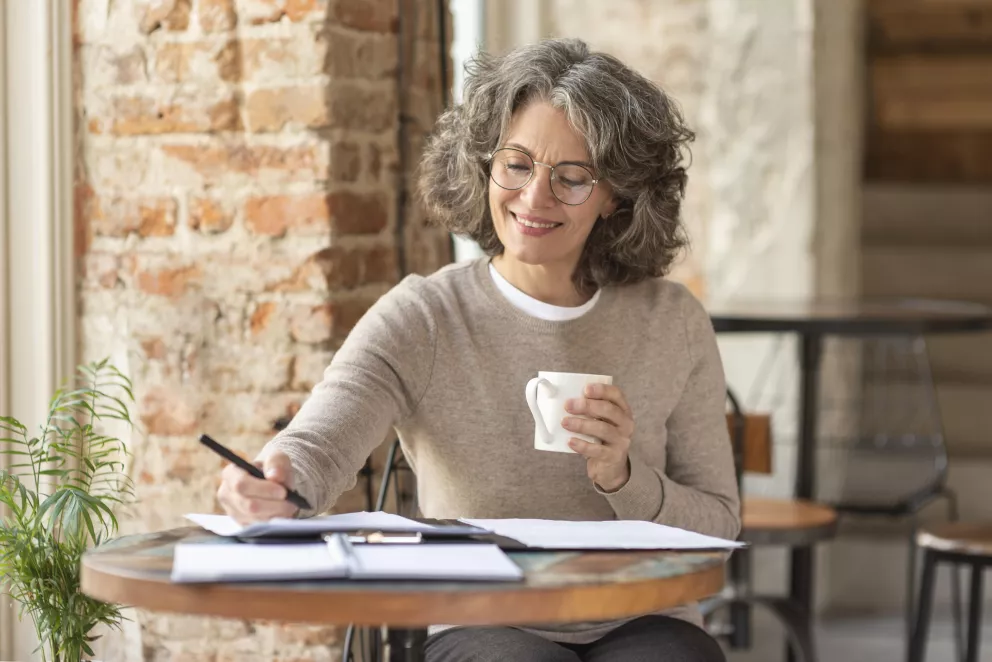 žena středního věku přemýšlí