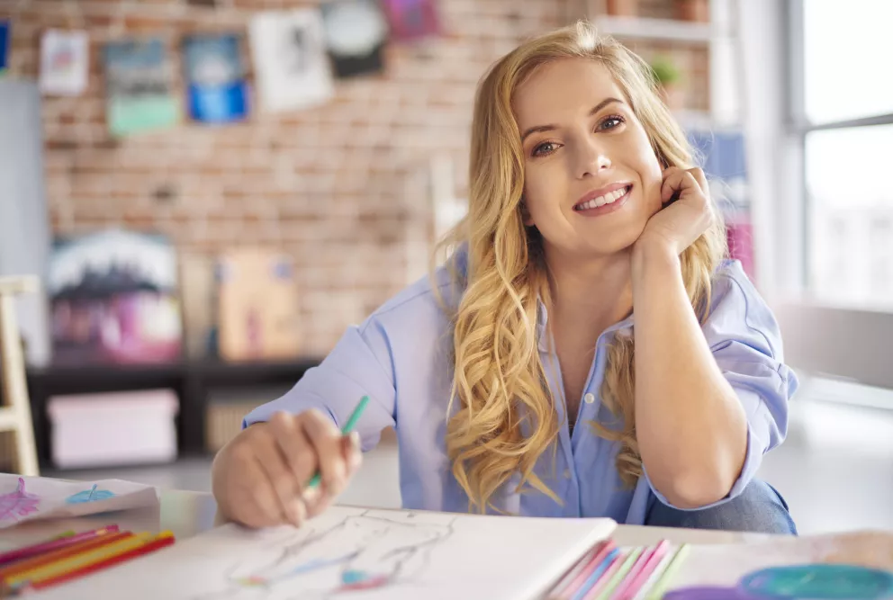 přemýšlející žena