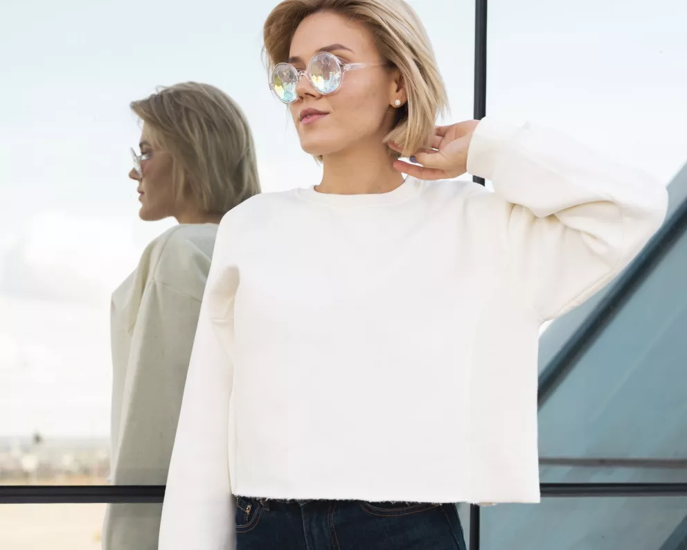 žena v bílé mikině