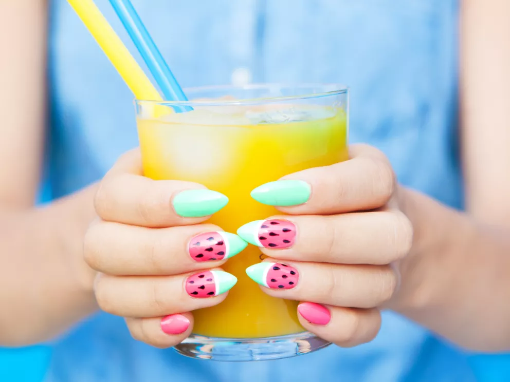 nehty s melounem, žena držící drink