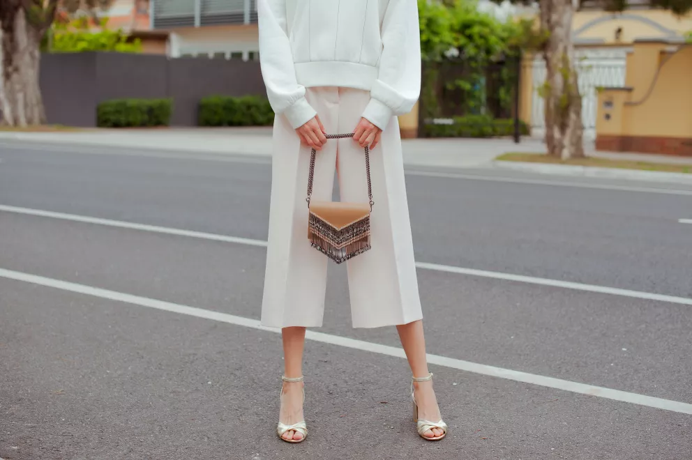 žena v mikině a kancelářských kalhotách