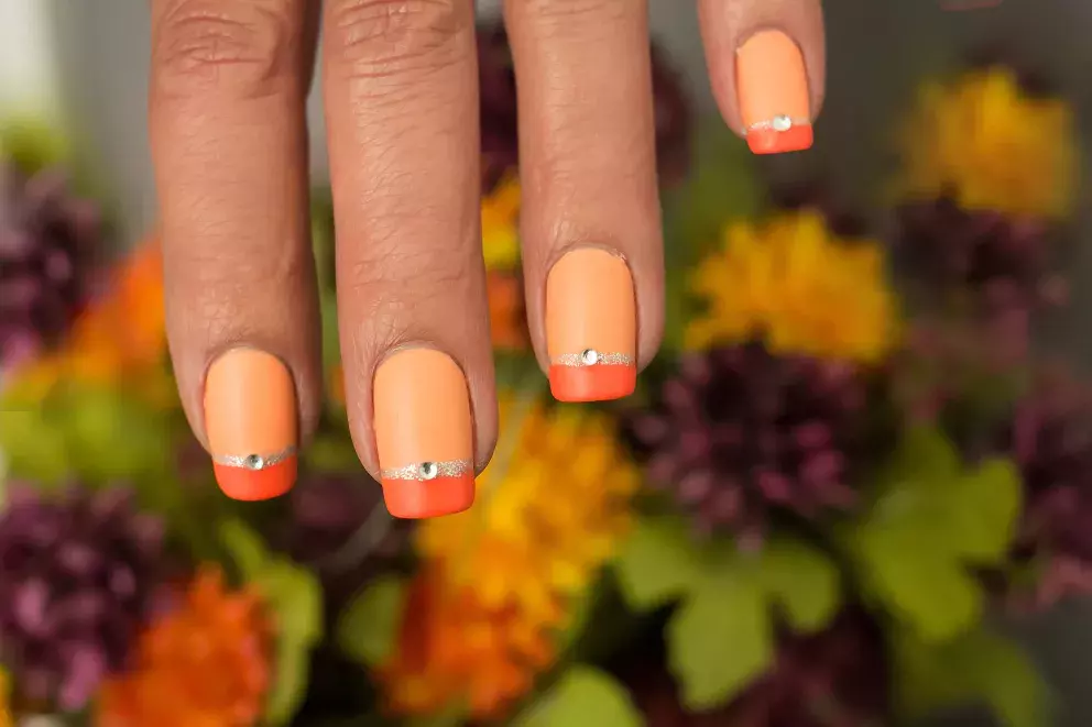 oranžové nehty s kamínky