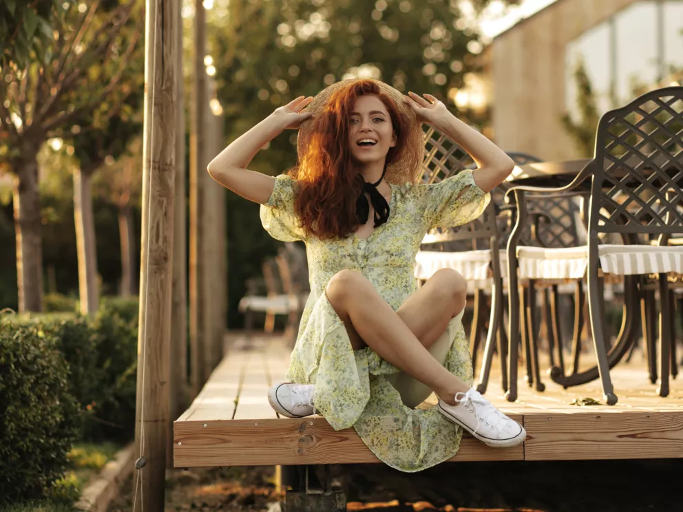 žena v šatech a teniskách