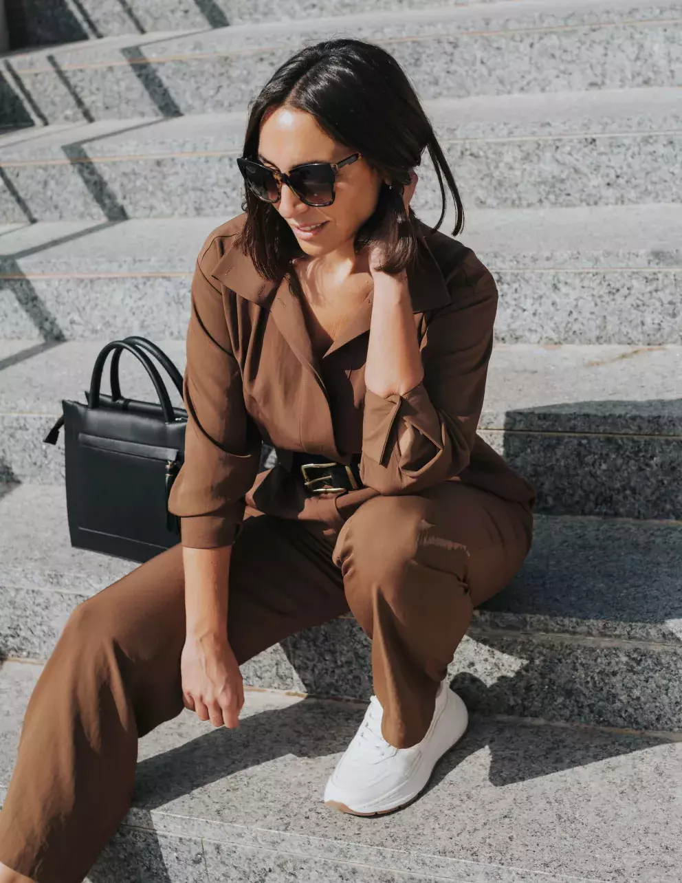 žena v hnědém kostýmku