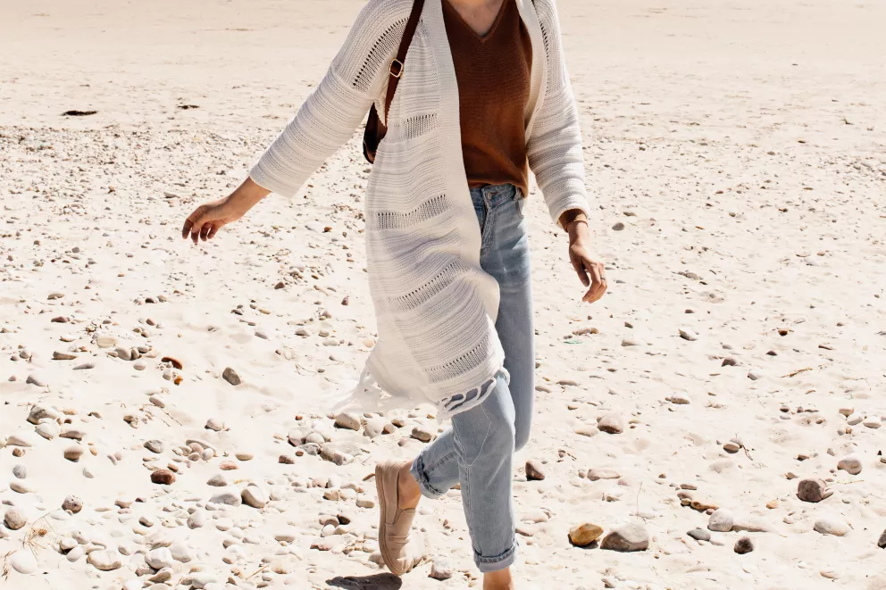 žena v kardiganu na pláži