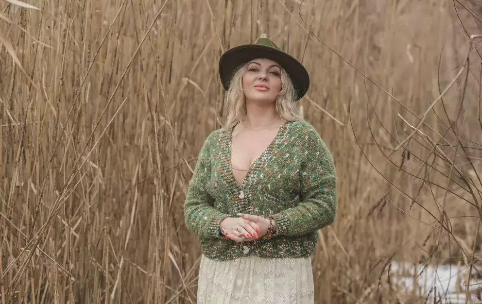 žena ve svetru a krajkové sukni