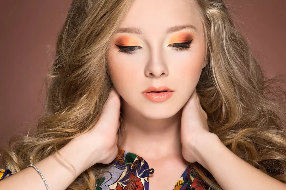 žena s výraznými očními stíny