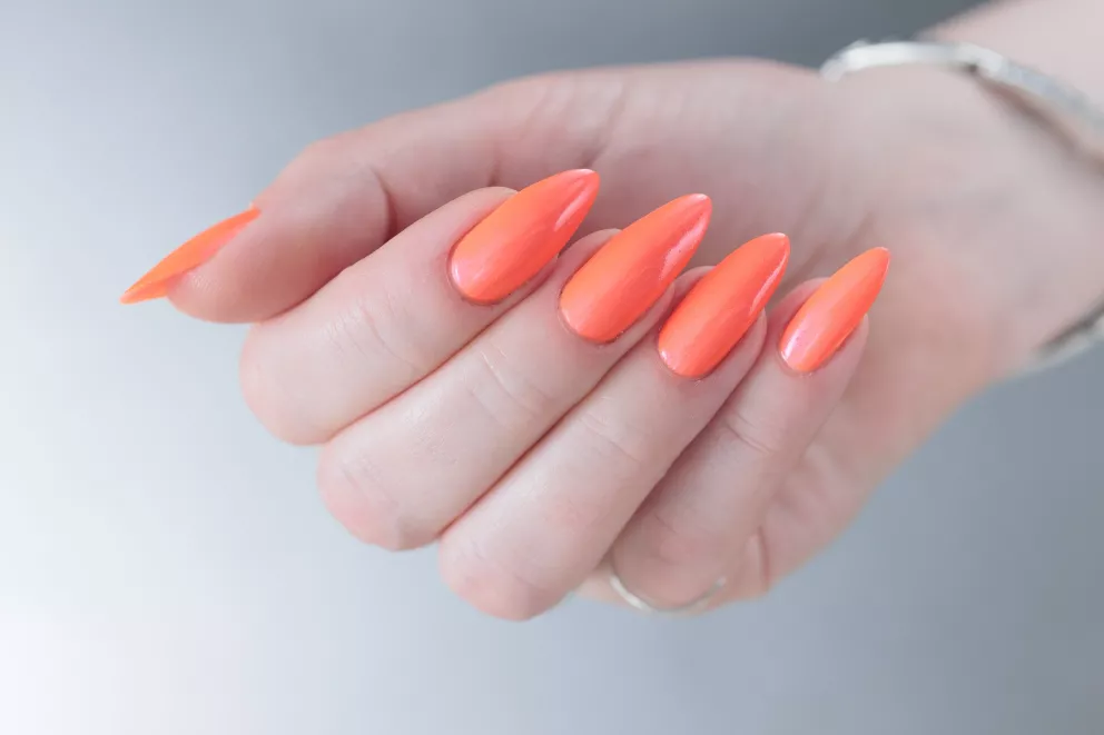 nehty v grapefruitové barvě
