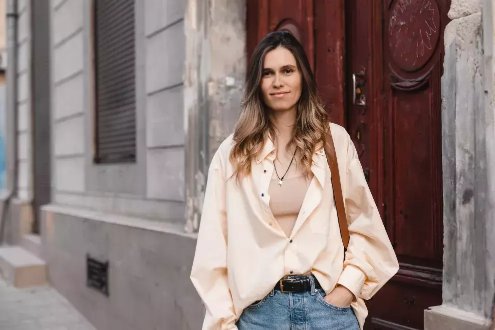 žena v neformálním outfitu