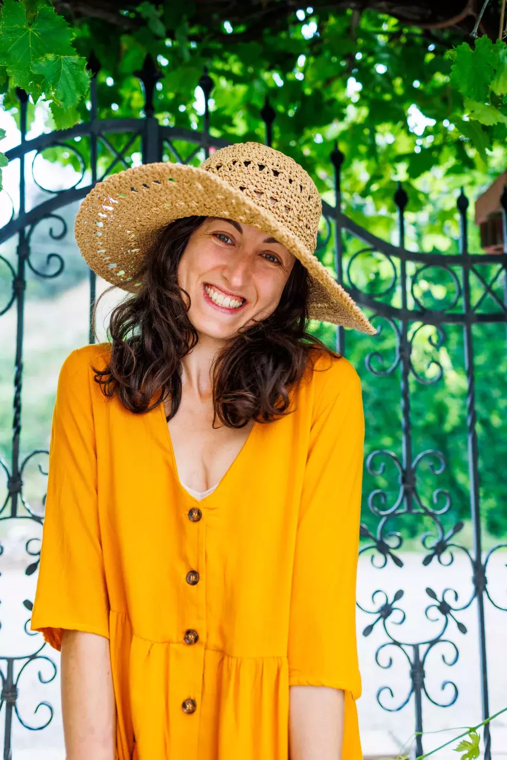 žena v oranřžových šatech a slamáku