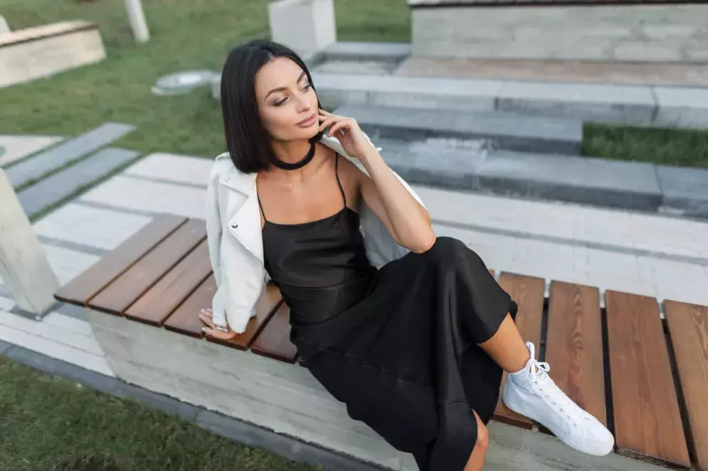 žena ve slip dress šatech