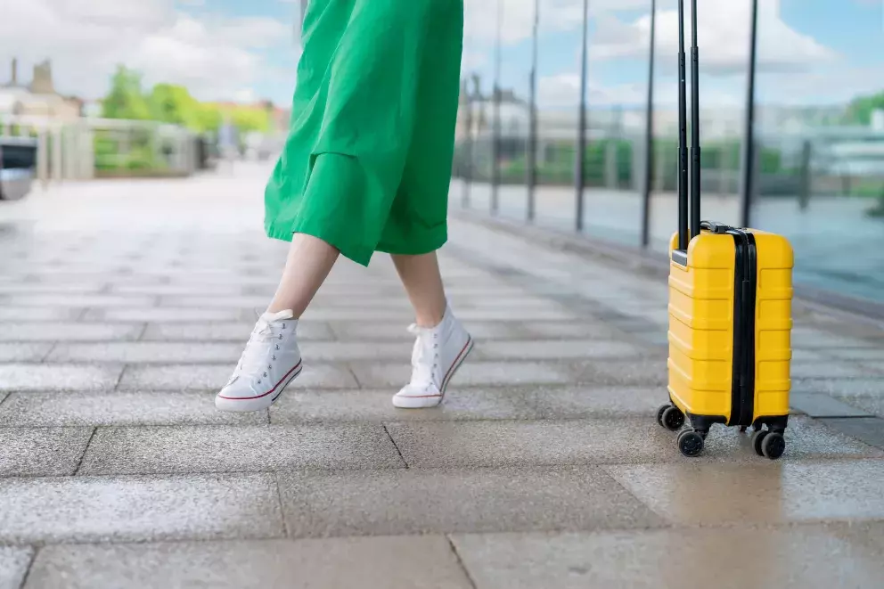 plátěné tenisky a zelené šaty