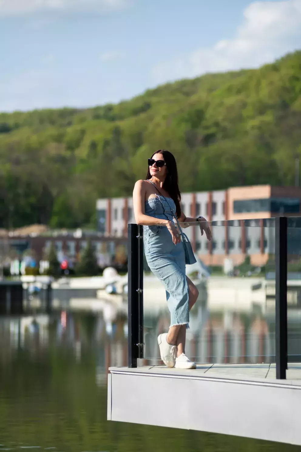 žena v denimových šatech