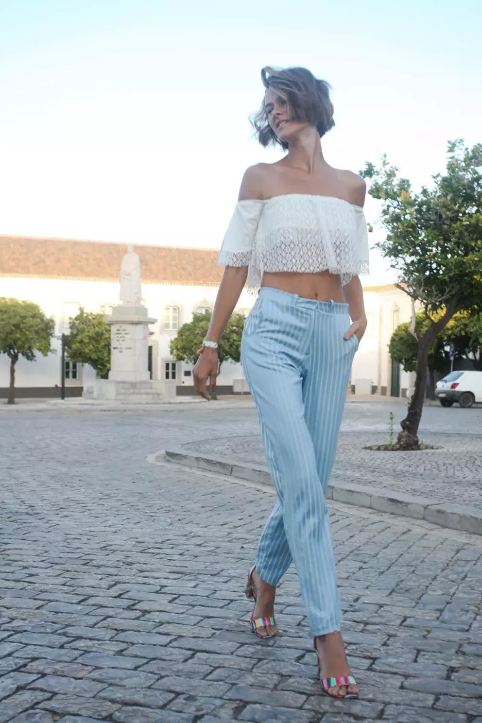 žena v letním outfitu