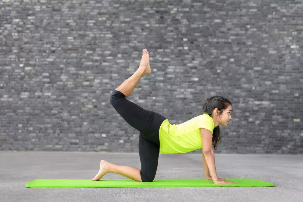 žena cvičí poloviční luk